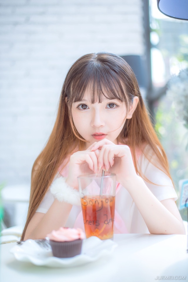 “老爷，马已经准备好了。”管家来到房间外，听着里面低沉的咆哮声，有些胆颤道。